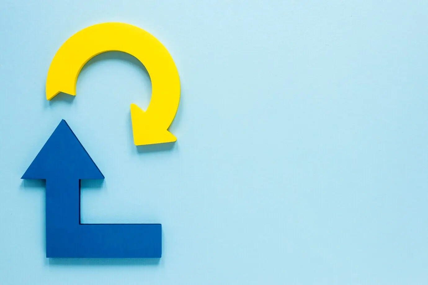 Draufsicht mit blauen und gelben Pfeilen auf blauem Hintergrund und Platz für Text