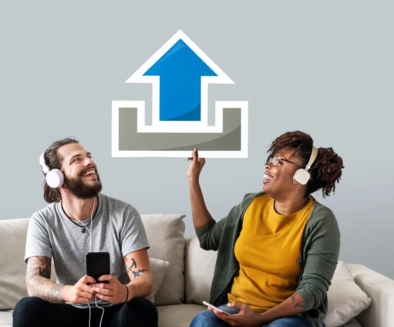 Ein interrassisches Paar hält ein Upload-Symbol.