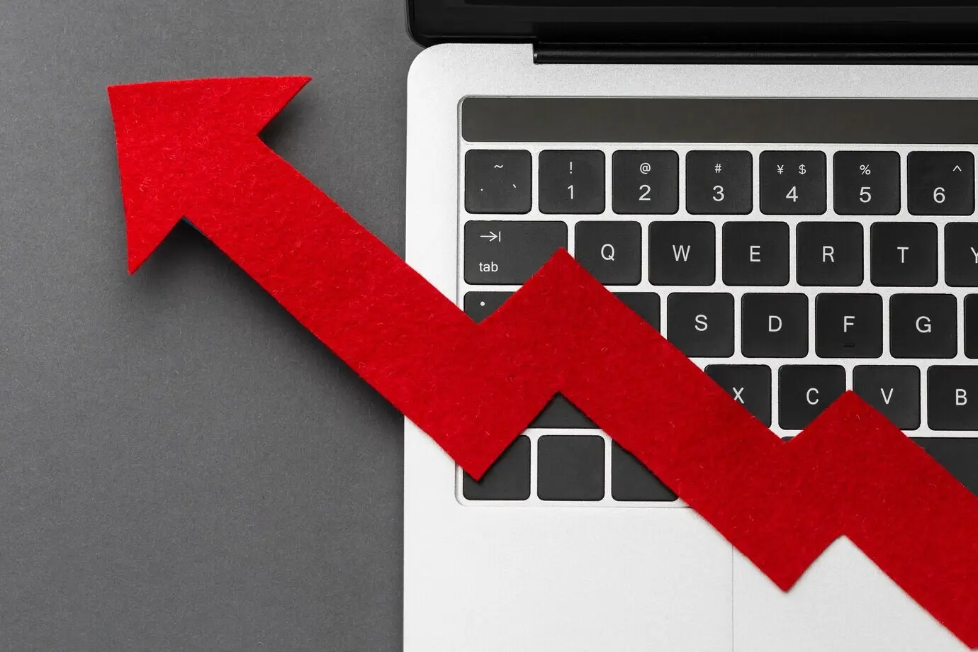 Statistik-Konzept mit einem Pfeil auf einem Laptop