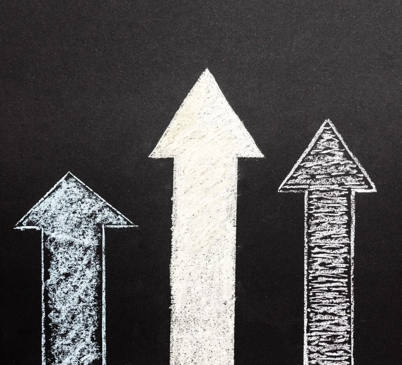 Draufsicht auf mit Kreide gezeichnete Pfeile